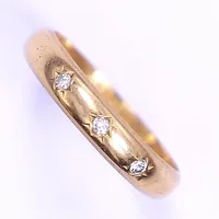 Ring med diamanter totalt ca 0,06ct, stl 18, bredd 4mm, gravyr, 18K Vikt: 3,5 g