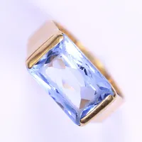 Ring med blå sten, stl 15½, bredd 4mm, 18K, Bruttovikt 5,2g Vikt: 5,2 g
