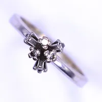 Ring vitguld med 6 diamanter totalt 0,12ct enligt gravyr, stl 16½, bredd 3-6mm,  behov av omrodinering 18K  Vikt: 3 g