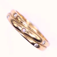Ring med 2 diamanter 0,01ct/st, stl 16½, bredd 3-5mm, 1 diamant saknas, 18K 3,5g Vikt: 3,5 g