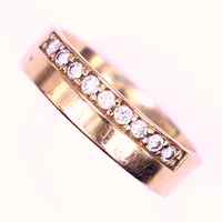 Ring med 9 diamanter 0,18ct enl gravyr, stl 15½, bredd 5 mm, personlig gravyr, 18K 4,5g Vikt: 4,5 g