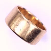 Ring, stl 18, bredd 10 mm, med personlig gravyr, 14K 9,4g Vikt: 9,4 g