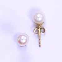 Ett par örhängen med pärlor, Ø4,5-5mm, något ojämna, stiftlås, 18K. Bruttovikt 0,7g Vikt: 0,7 g