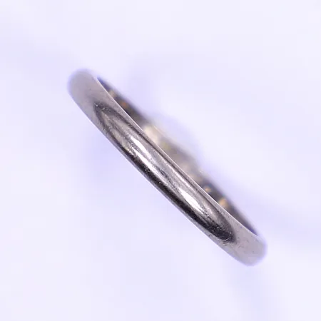 Ring, stl 16¾, bredd 2mm, gravyr, vitguld, 18K Vikt: 2,6 g