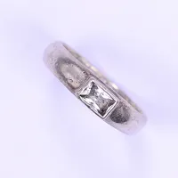 Ring med vit sten, stl 18¾, bredd 4-5mm, 925/1000 silver, bruttovikt 4,2g Vikt: 4,2 g