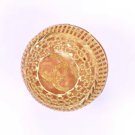 Ring med genombruten dekor, stl 16¾, bredd 3-22mm, bucklor och skev, 21K Vikt: 7,2 g