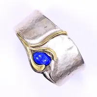 Armring med blå sten troligtvis lapis lazuli, Ø 60mm, bredd 22-37mm, silver 925/1000, Bruttovikt 51,6g Vikt: 51,6 g