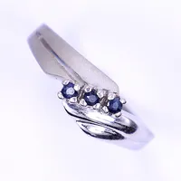 Ring med blå stenar, stl 18¼, bredd 2-7mm, silver 925/1000, Bruttovikt 2,4g Vikt: 2,4 g