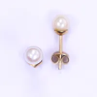 Ett par örhängen med 2 pärlor Ø5mm, 18K 0,7g Vikt: 0,7 g