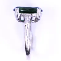 Ring med grön och vit sten, stl 16¼, bredd 2-14mm, saknar en vit sten, 925/1000 silver, bruttovikt 4,7g Vikt: 4,7 g