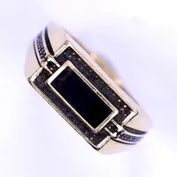 Ring med svarta stenar, stl 21, bredd 3-9,5mm, 14K, bruttovikt 6,8 g Vikt: 6,8 g