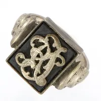 Ring med svart sten med monogram, stl 19½, bredd 4-17mm, 800/1000 Vikt: 7,7 g