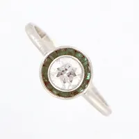 Ring Platina, med diamant 1xca 0,50ct kapad kulett, troligtvis smaragder,  stl 17¾, bredd 1mm, skev, Pt950/1000 Vikt: 3 g