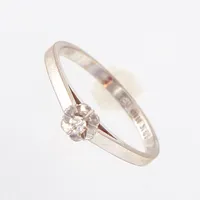 Ring vitguld med diamant 1xca0,03ct, stl 17¼, bredd 2mm, 18K Vikt: 2,2 g