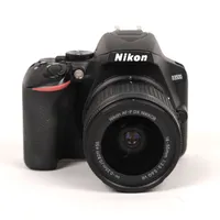 Kamera Nikon D3500, serienummer 6283229, två batterier och laddare, objektiv Nikon 18-55mm 1:3.5-5.6, bruksslitage, märken. 
