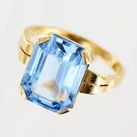 Ring, blå sten, stl 16½, bredd 2-12mm, gravyr, nagg på sten, 18K  Vikt: 4,2 g