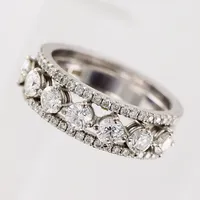 Ring, diamanter 7 x ca 0,20ct, 42x ca 0,01ct, stl 19½, bredd 7mm, PCHFB Production AB, Bergkvara, vitguld, 18K.  Vikt: 12,5 g