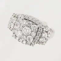 Ring, 51 diamanter 0,98ctv enligt gravyr, stl 15½, bredd 2-11mm, vitguld, GHA, i ask, 18K.  Vikt: 4,7 g
