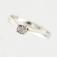 Ring, diamant ca 0,005ct, stl 16¼, bredd 1,5-3mm, vitguld, något skev skena, 18K.  Vikt: 1,6 g