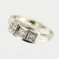 Ring, diamanter 1 x ca 0,05ct, 2 x ca 0,02ct, stl 15½, bredd 1-5mm, vitguld, 18K.  Vikt: 2,7 g