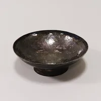 Skål på fot, 4cm, Ø14cm, hamrad yta, personlig gravyr, AB Liljeroths juvelform, Claes Liljeroth, silver 925/1000 Vikt: 189,8 g