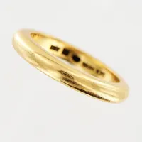 Ring, slät, stl 15½, bredd 2,5mm, gravyr, 18K.  Vikt: 4,8 g