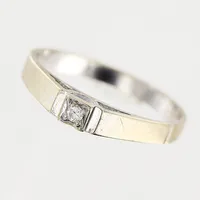 Ring, diamant 0,02ct, stl 16¼, bredd 2-3mm, vitguld, 14K.  Vikt: 1,4 g