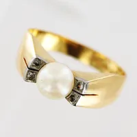 Ring, pärla Ø6mm, vita stenar, stl 18¼, bredd 3-6mm, 18K.  Vikt: 4,2 g