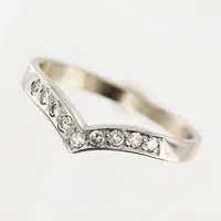 Ring, diamanter 9 x ca 0,02ct, stl 17¾, bredd 2-3mm, vitguld, 18K.  Vikt: 2,5 g
