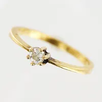 Ring, diamant ca 0,11ct, stl 16¾, bredd 1,5-4mm, skeva klor, ojämn infattning, 18K.  Vikt: 1,8 g