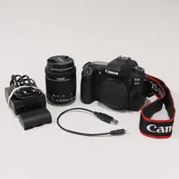 Kamerahus Canon 80D, serie nr 3630240000562, objektiv Canon EFS 18-55mm IS macro (påsittande uv-lins har fått en tilltryckning går ej att ta av), batteri, batteriladdare Canon LC-E6E, usb-kabel, väska Think Tank Retrospective 10. Skickas med postpaket.
