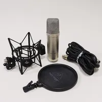 Mikrofon Behringer TM1 Complete Recording, komplett med manual i låda, nyskick. Skickas med postpaket.