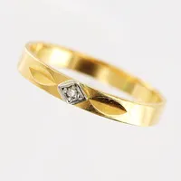 Ring, diamant ca 0,01ct, stl 16½, bredd 2,5mm, 18K.  Vikt: 1,4 g