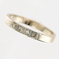 Ring, diamanter 4 x ca 0,02ct, stl 16¾, bredd 2,5, vitguld, gravyr, 18K.  Vikt: 2,4 g