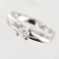 Ring, diamant 0,25ct enligt gravyr, stl 16½, bredd 2,5-4mm, vitguld, 14K.  Vikt: 5,5 g