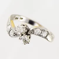 Ring, diamanter olika slipningar 4 x ca 0,05-0,08, 2 x ca 0,15ct, stl 16½, bredd 2-8mm, vitguld, 2 klor defekt, 18K.  Vikt: 4,3 g
