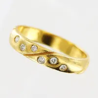 Ring, diamanter 6 x ca 0,02ct, stl 18¼, bredd 3,5mm, 18K.  Vikt: 3,4 g
