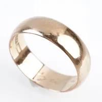 Ring, stl 21(66), bredd 7mm, 18k, gravyr Vikt: 7,9 g