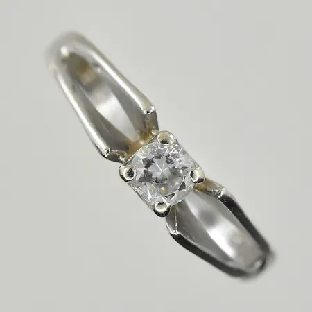 Ring med diamant 0,22ct, stl 18¼, Alton, gravyr, vitguld, 18K. Vikt: 2,3 g