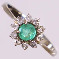 Ring med åttkantslipade diamanter ca 0,20ctv samt smaragd, nagg stl 17¾, en klo saknas, vitguld 18K  Vikt: 2,5 g