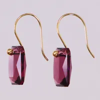 Ett par örhängen med lila stenar, längd 21mm, bredd 8mm, GHA, 18K  Vikt: 1,7 g