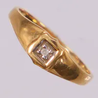 Ring med diamant ca 0,005ct, stl 12¾, bredd 1-4,5mm, GFAB, 18K  Vikt: 0,8 g