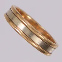 Ring, stl 18¼, bredd 5mm, repig, tvåfärgad, 9K  Vikt: 4,6 g