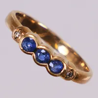 Ring med blå stenar och diamanter 2x ca 0,01ct, stl 18¼, bredd 2,5-4mm, 9K  Vikt: 2,4 g