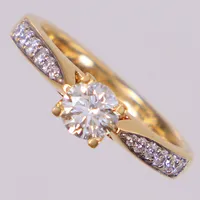 Ring med briljantslipade diamanter, mittstenen ca 0,50ct, totalt 0,65ctv, W/SI enligt gravyr, stl 16½, GHA, gravyr, 18K Vikt: 4,5 g