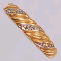 Ring med diamant ca 0,005ct 8/8-slipad, stl 17½, bredd 1,7-4,4mm, tvåfärgad, skev, 18K  Vikt: 1,3 g