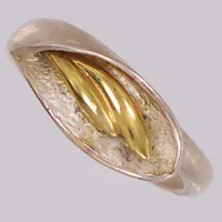 Ring med förgylld detalj, stl 17½, bredd 3,2-7,8mm, 925/1000 silver  Vikt: 4,4 g
