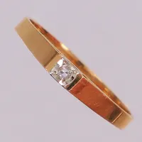 Ring med diamant ca 0,02ct, stl 18¾, bredd 2,2-2,9mm, 18K Vikt: 1,8 g