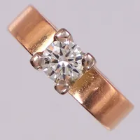 Ring med briljantslipad diamant ca 0,70ct ca TCa(K-L)/VS, stl 16, bredd 4,7mm, roséguld med vitguldsfattning, gravyr, repor, 18K  Vikt: 8,6 g
