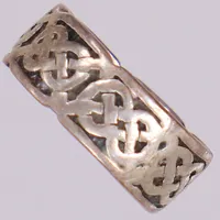 Ring, keltisk knutdekor, stl 16½, bredd 7,9mm, slitage, 925/1000 silver Vikt: 6,1 g